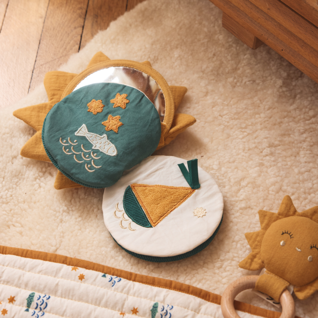 Livre d'éveil soleil et poisson jaune et vert
